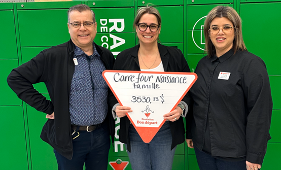 De gauche à droite: M. Steves Savard, directeur de la succursale de Sorel-Tracy, Julie Naud, directrice générale du CNF et Mme Mélanie Gladu.